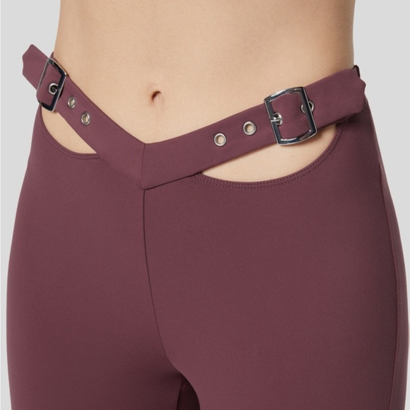 Halara Softlyzero™ Plush Mid Rise V Shaped Adjustable Buckle Casual 7/8 Leggings - Picture 5 of 7